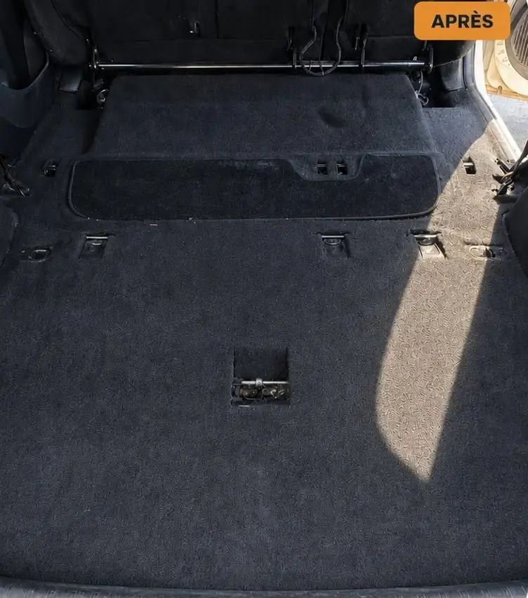 Coffre de voiture propre après nettoyage artisanal