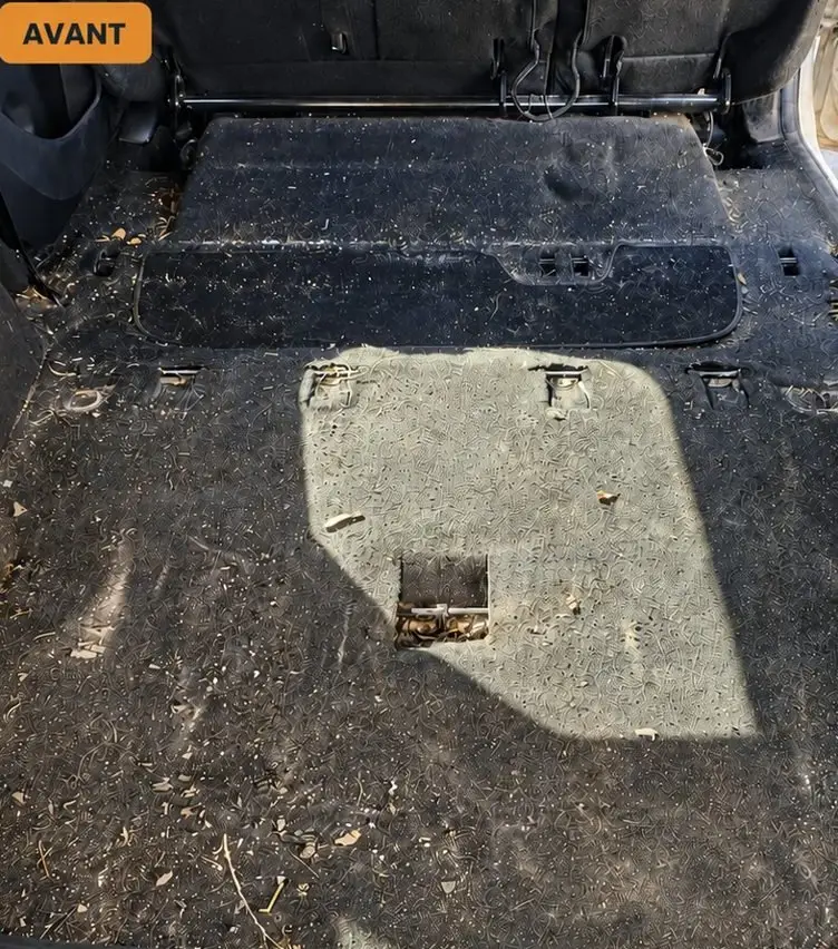 Coffre de voiture sale avant nettoyage